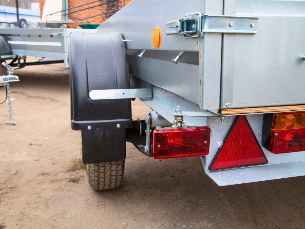 Peräkärryn sähköt ja valot