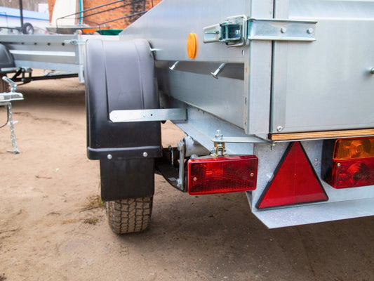 Peräkärryn sähköt ja valot